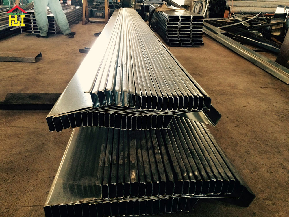 Xà gồ mạ kẽm có tuổi thọ bao lâu trong điều kiện khí hậu Việt Nam?